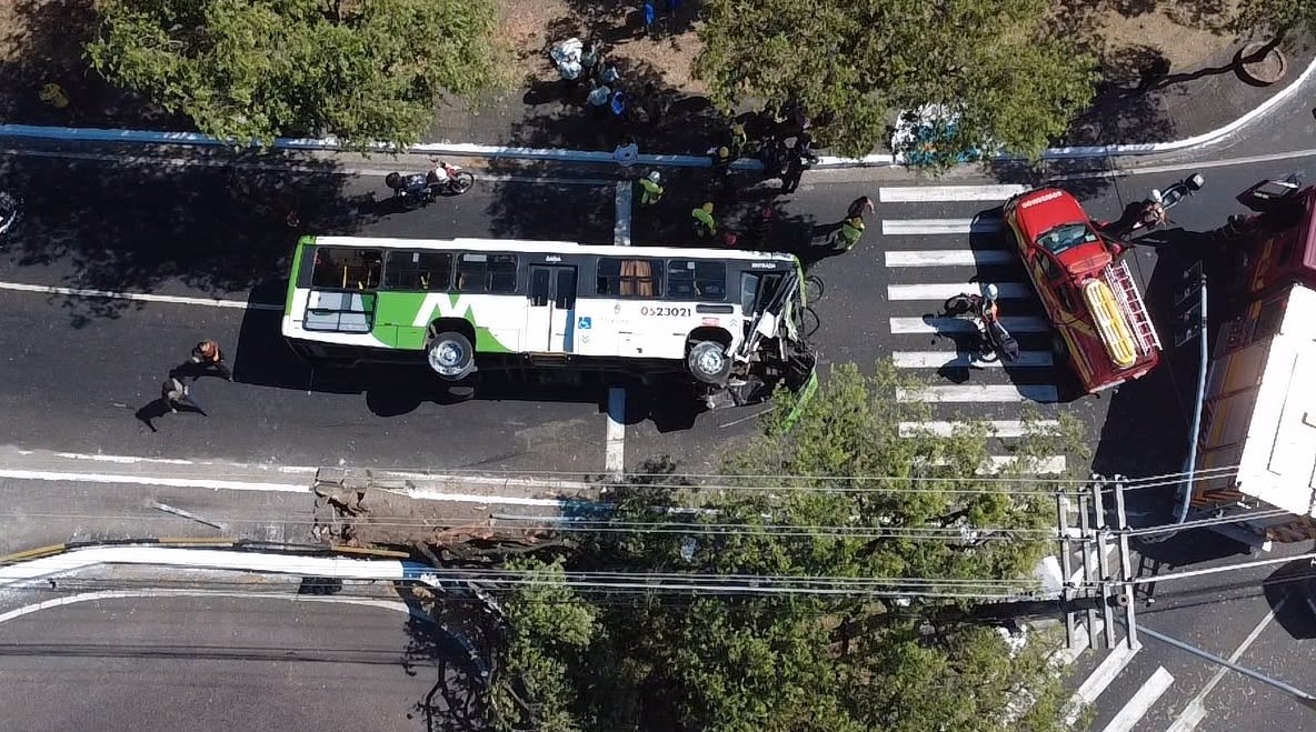 Capotamento de ônibus deixa dezenas de feridos e trava trânsito no Bairro São Jorge