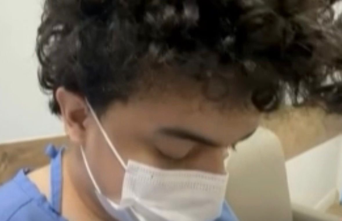 Professor esfaqueado por aluno em Manaus relata ataque pelas costas: "Não consigo movimentar minha perna"