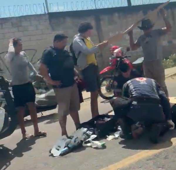 Motociclista é atingida por carro após desviar de buraco no Tarumã