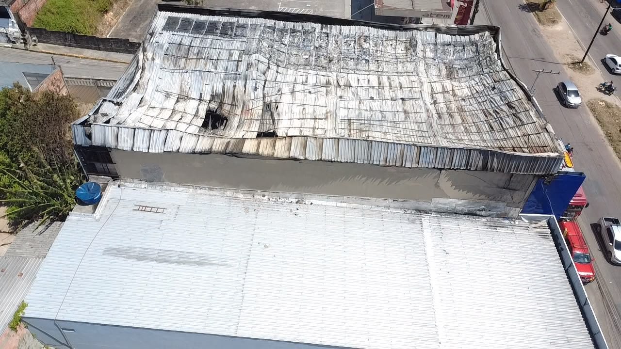 Imagens aéreas mostra cenário de destruição em loja atingida por incêndio no Monte das Oliveiras