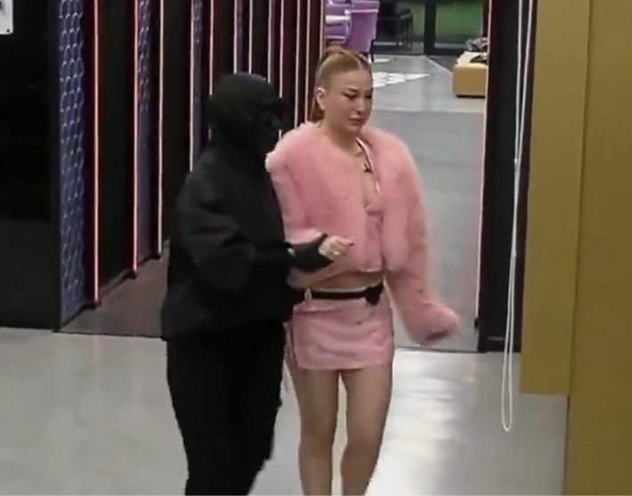 Brasileira é expulsa do Gran Hermano e retirada à força pela produção