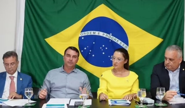 Flávio Bolsonaro defende CNH aos 16 anos em caso de redução da maioridade penal