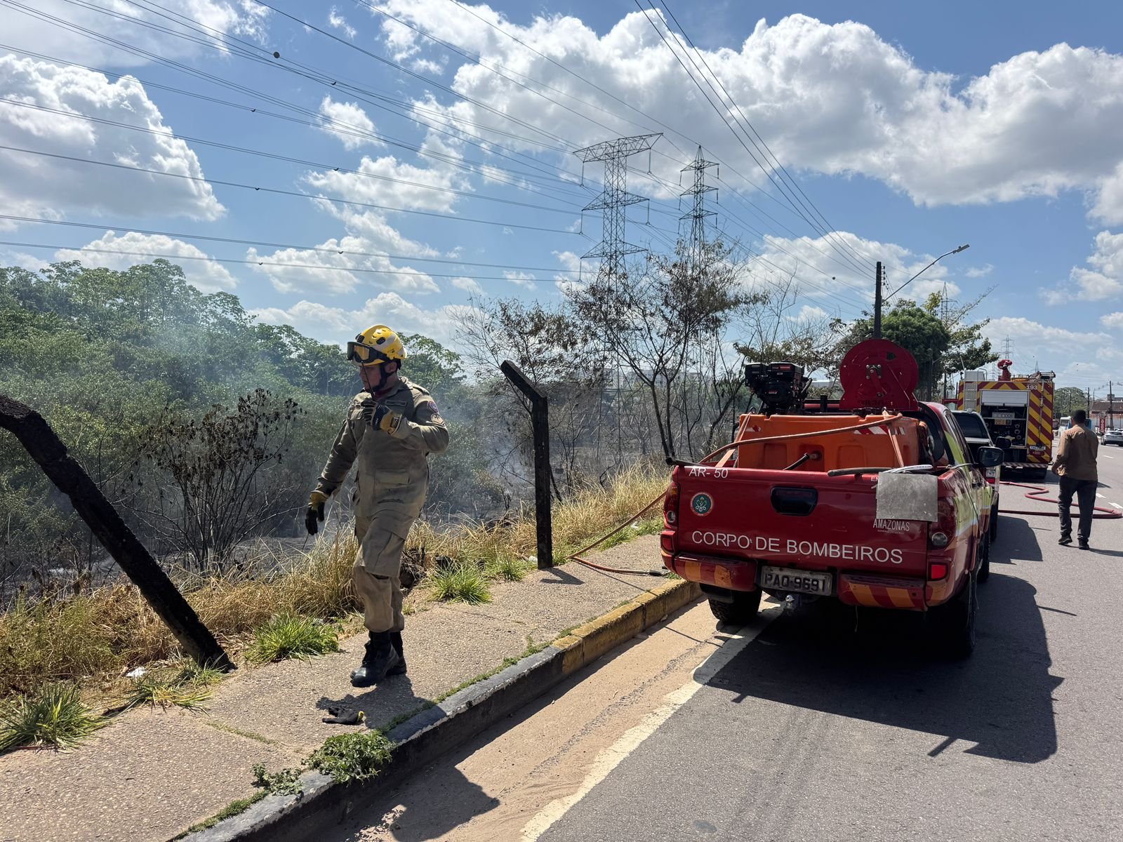 Incêndio atinge área de mata na Avenida das Torres