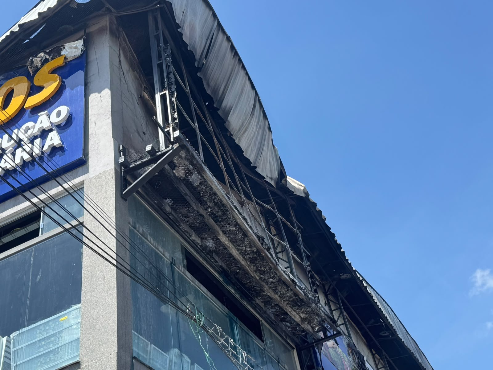 Imagens aéreas mostram cenário de destruição em loja atingida por incêndio no Monte das Oliveiras