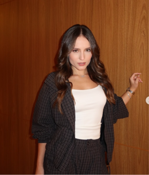 Larissa Manoela consegue romper contrato vitalício, mas perde músicas