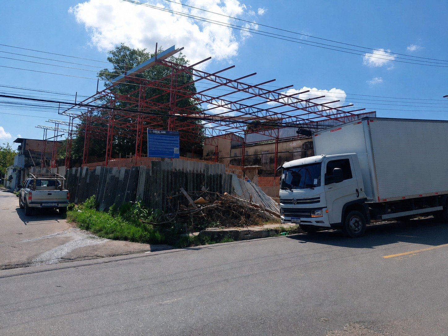 Desrespeito a embargo resulta em multa e apreensão de materiais em Manaus