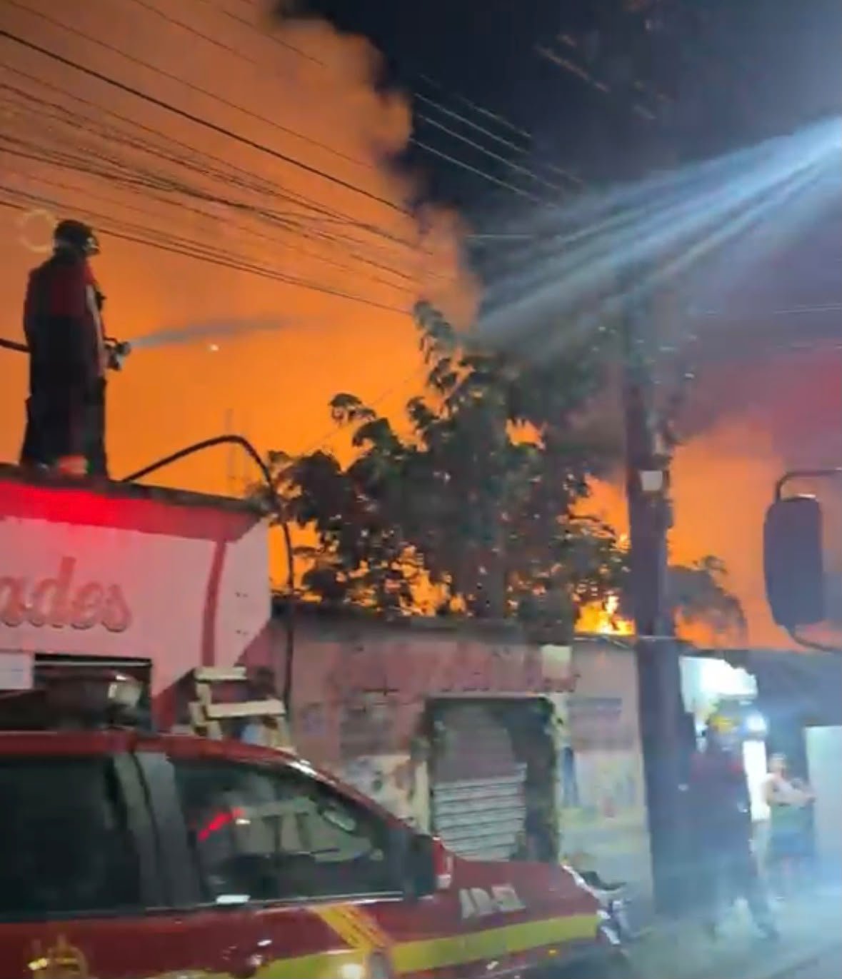 Comerciantes retiram mercadorias após incêndio em vegetação se aproximar de lojas em Manaus