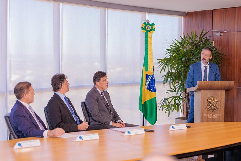 Cinco órgãos se unem contra o chefe que pressiona o funcionário nas urnas