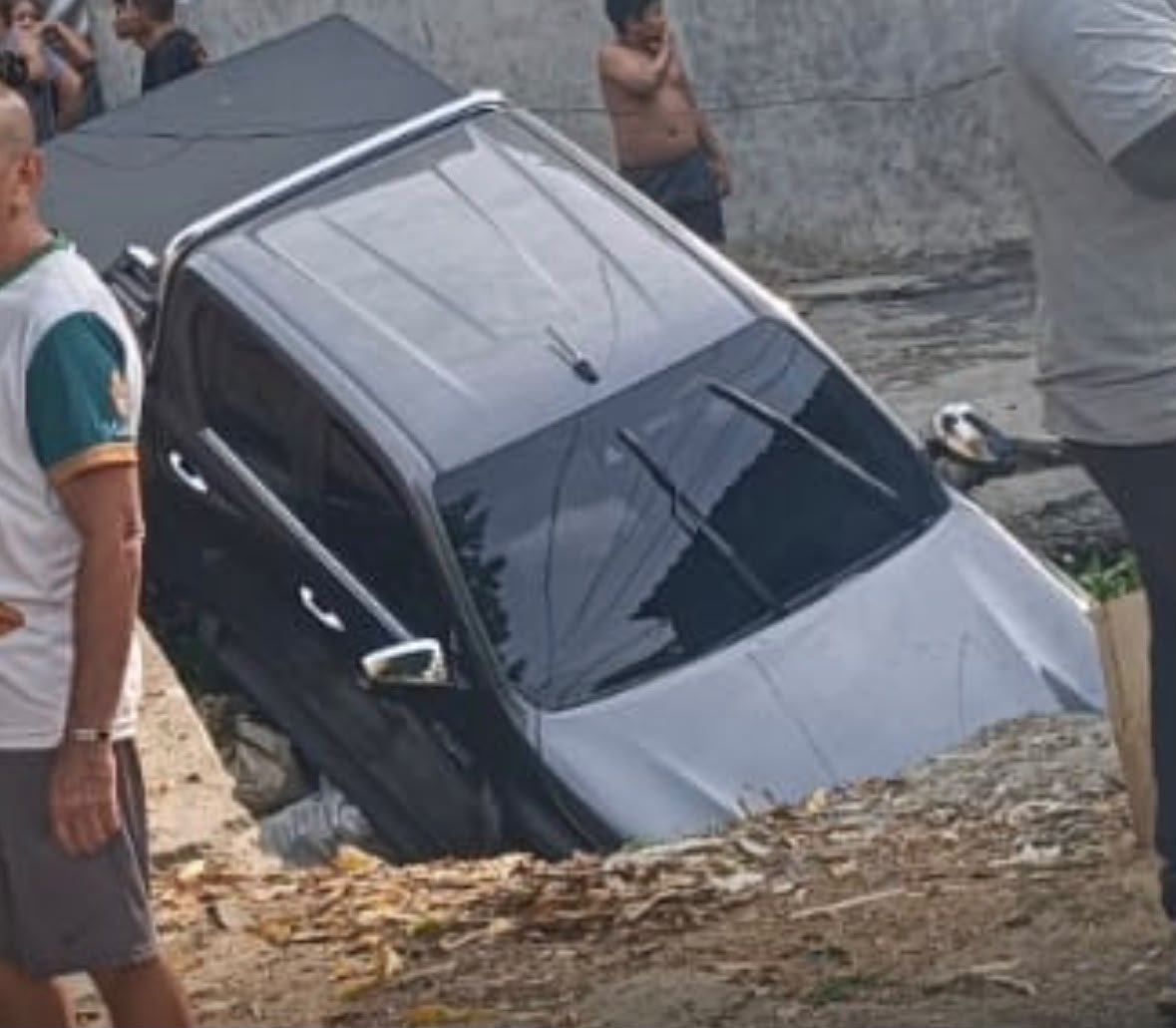 Carro colide com veículos e cai em igarapé no Alvorada; vídeo