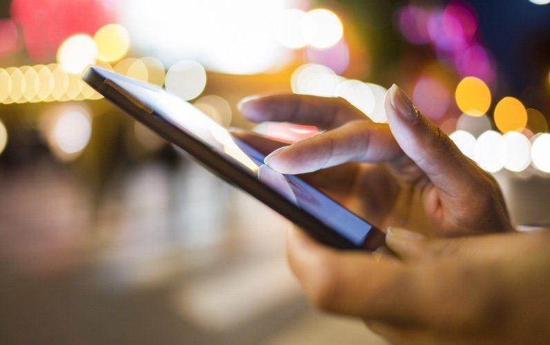 Compartilhar pesquisa eleitoral sem registro no status do WhatsApp pode gerar multa, diz TSE