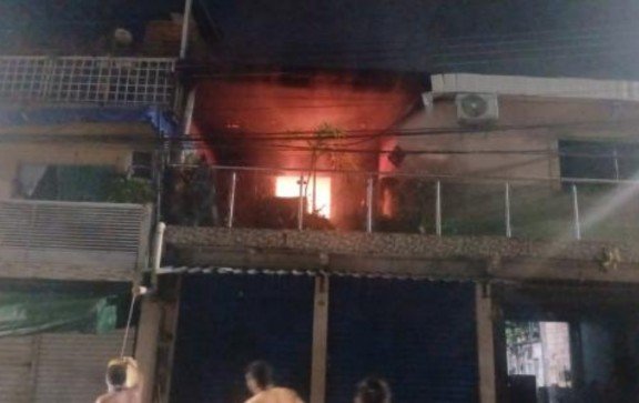 Família abandona casa às pressas durante incêndio no Adrianópolis