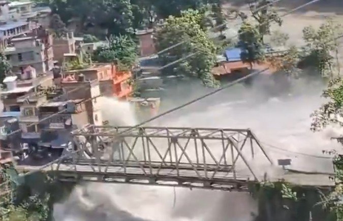 Cenas impressionantes mostram enchente destruindo tudo pelo caminho no Nepal; veja vídeos