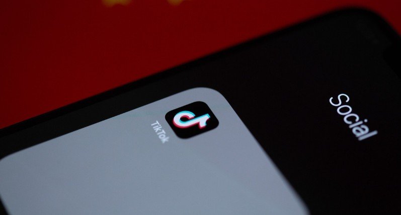 TikTok é multado em R$ 153,7 milhões por falhas na proteção de menores no Brasil