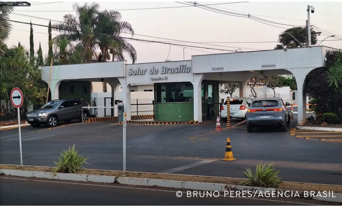 Moraes autoriza retorno de visitas a Bolsonaro na prisão domiciliar; Flávio segue proibido