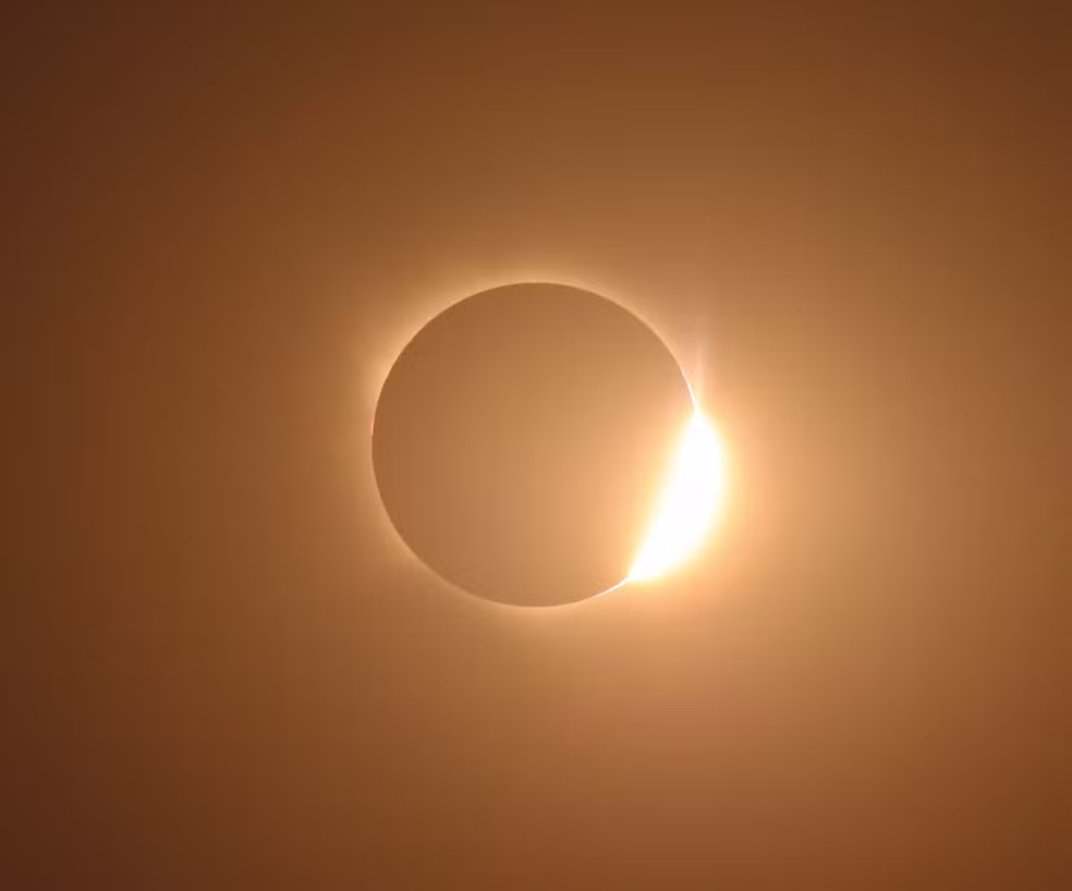 Fotógrafo brasileiro registra imagens impressionantes do eclipse solar na Espanha