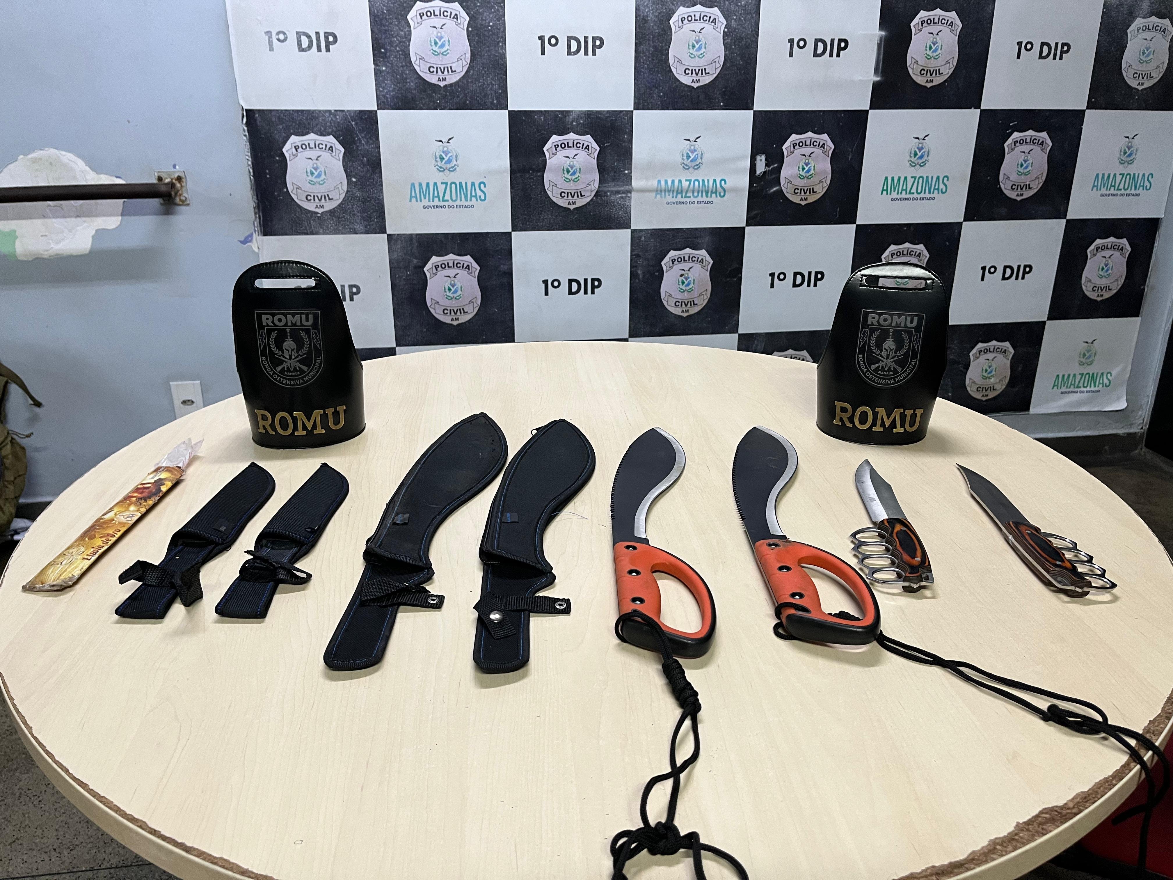 Homem é detido após tentar agredir pessoa com facões no Centro de Manaus