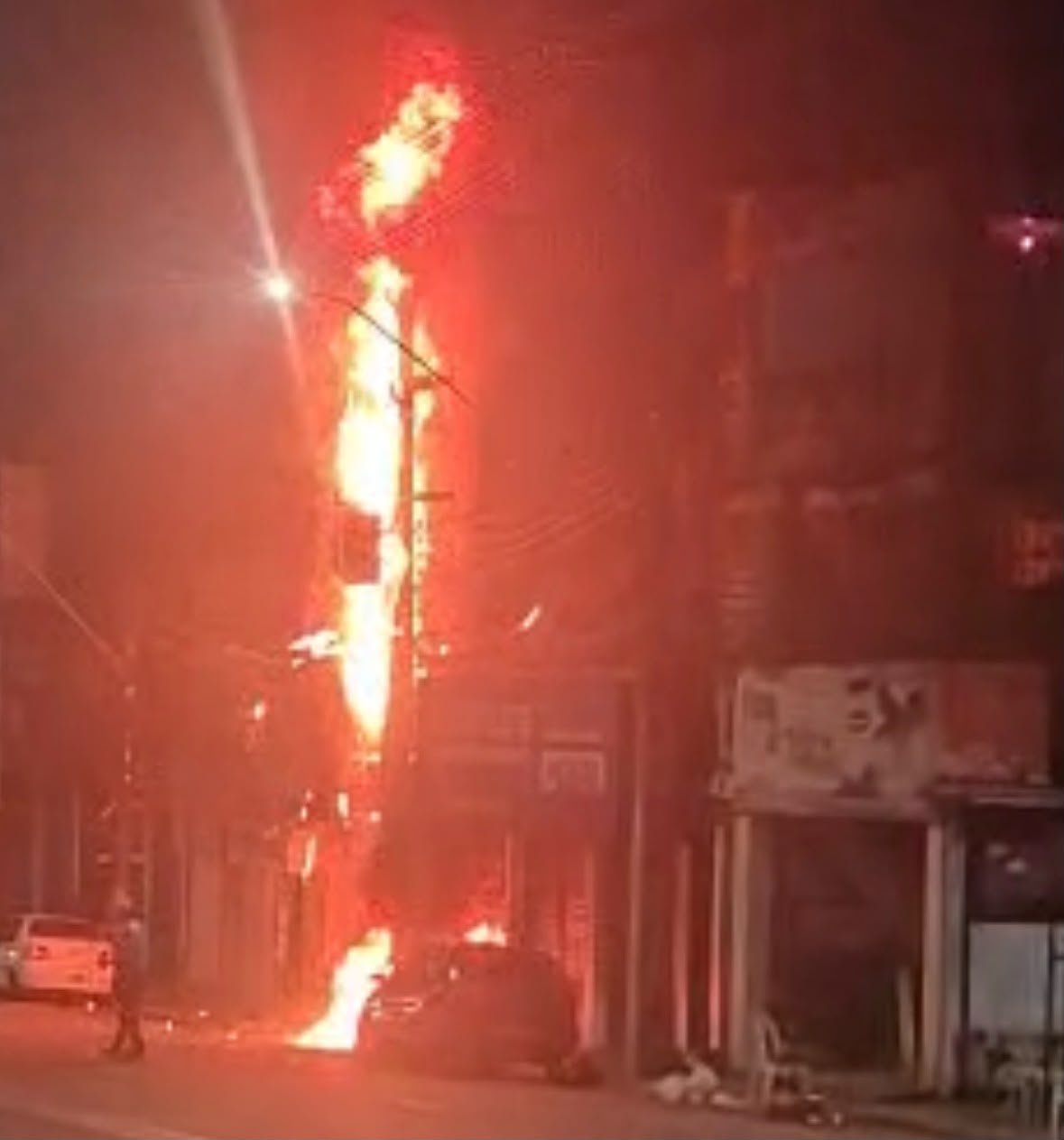 Incêndio em prédio deixa moradores sem energia e causa caos no trânsito na avenida Tefé