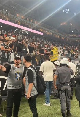 Criança corintiana deixa estádio sob escolta ao ser hostilizada por receber camisa de Neymar