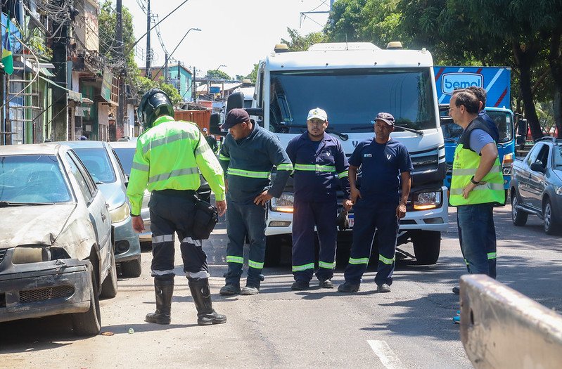 Operação Sucata retira 145 veículos abandonados das ruas de Manaus