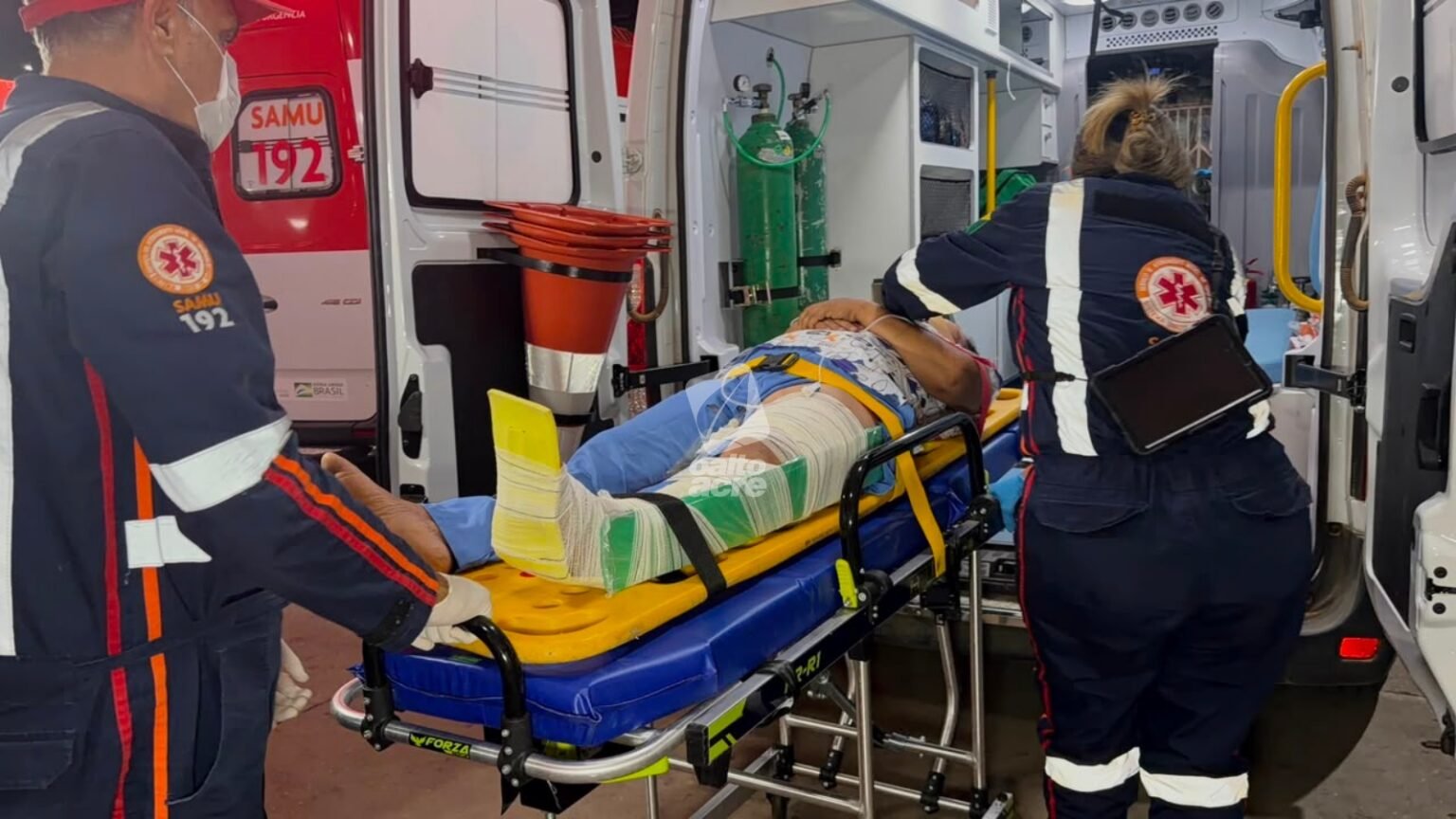 Casal fica ferido após motorista invadir contramão em Rio Branco