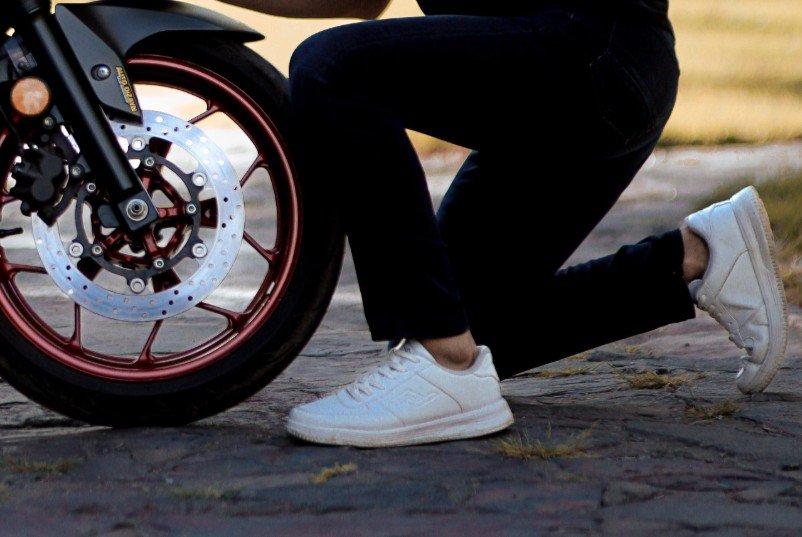 Motorista embriagado bate em motocicleta e deixa passageira ferida no Terra Nova