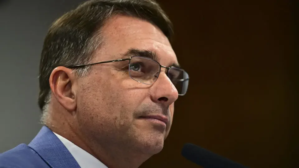 Missão pede investigação ao TSE sobre filiação de Flávio Bolsonaro