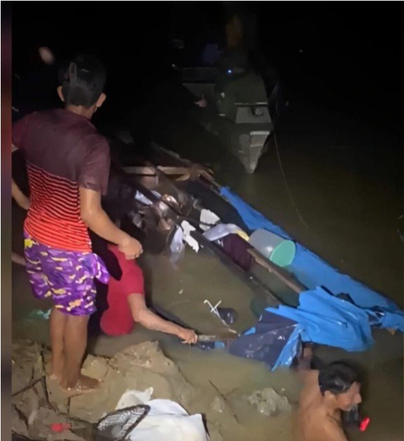 Militares salvam indígenas após barco colidir com árvore e afundar no Amazonas