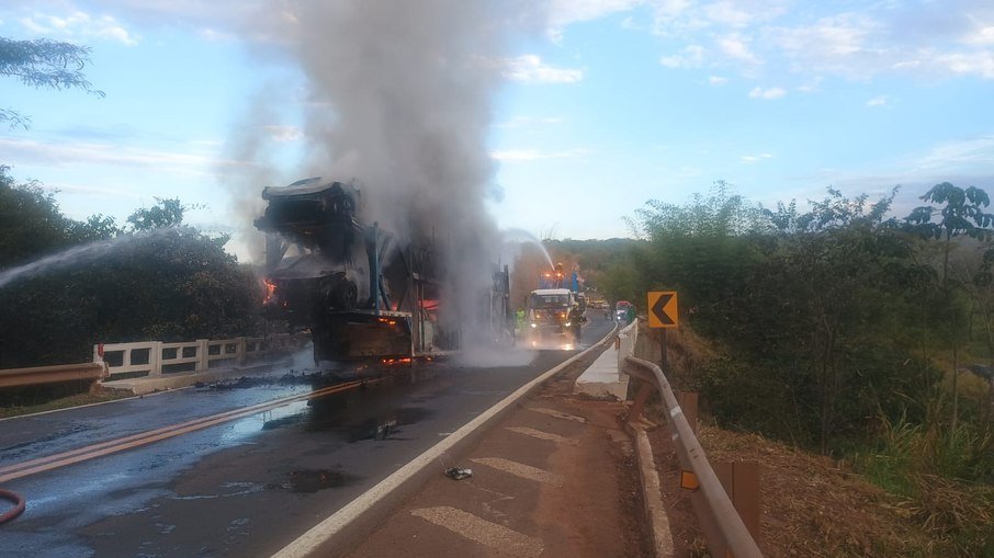 Carreta-cegonha com nove carros elétricos da BYD é destruída por incêndio na BR-364, em Goiás