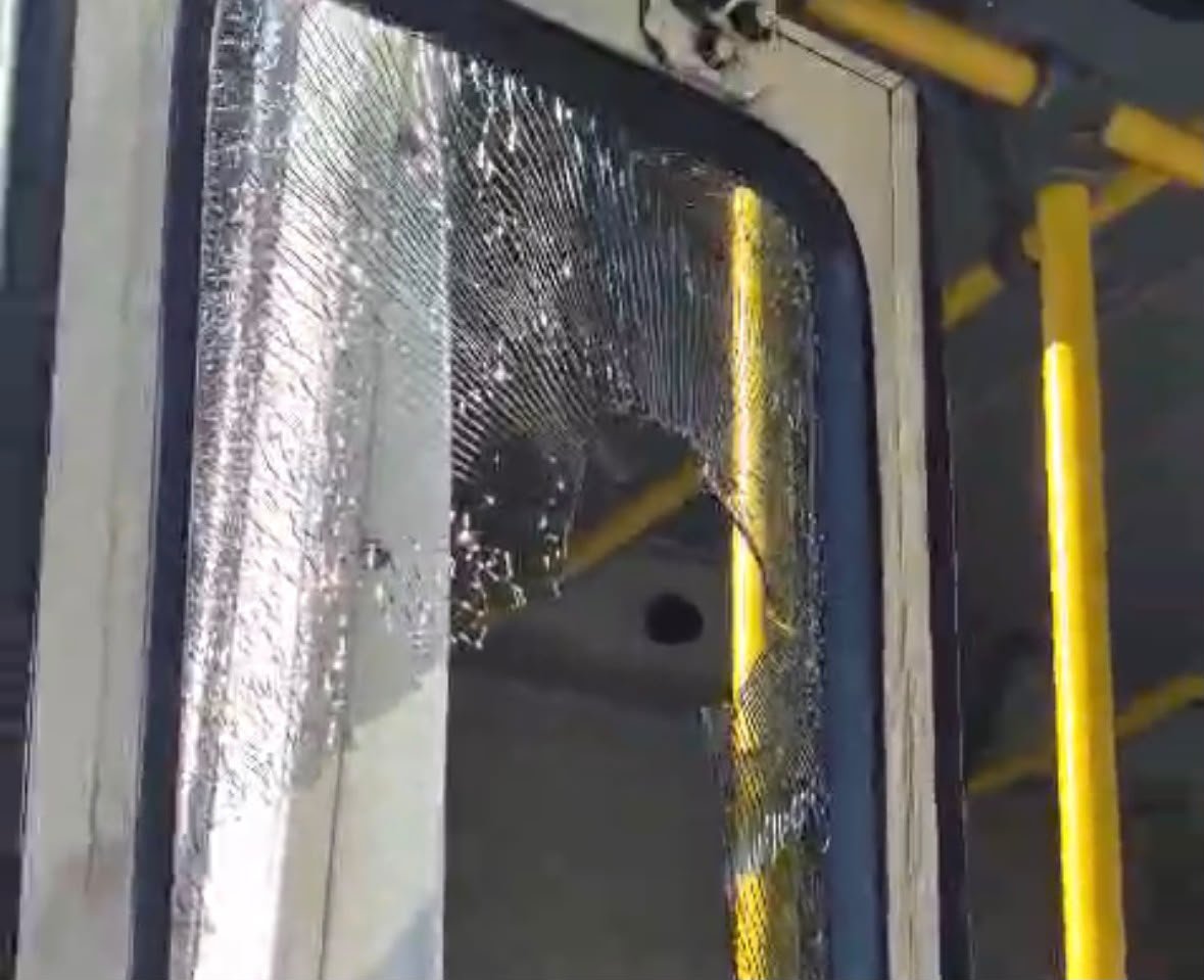 Ônibus é apedrejado em Manaus por ciclistas após motorista negar 'carona'