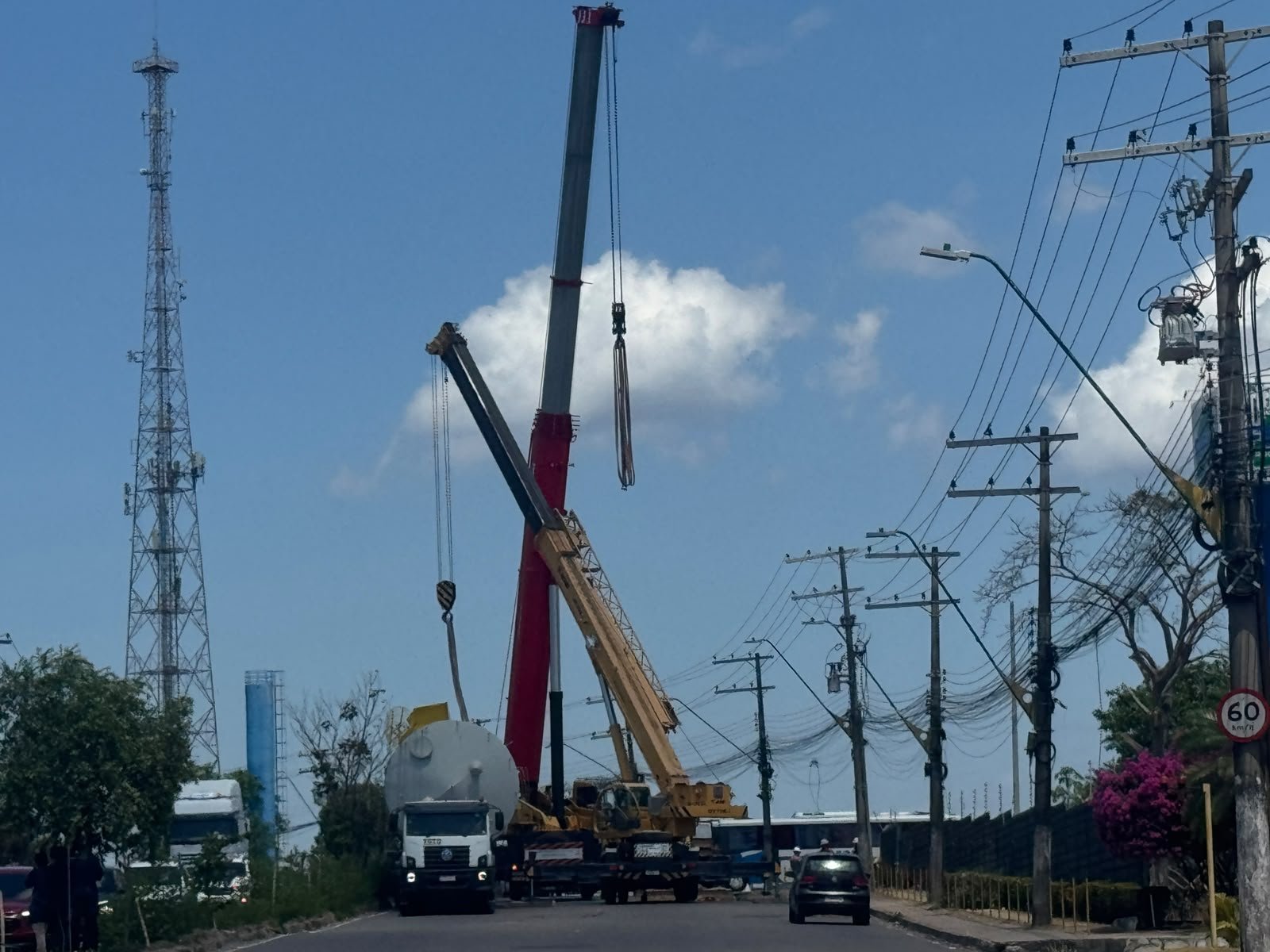 Operação para montagem de tanque provoca lentidão no Distrito Industrial