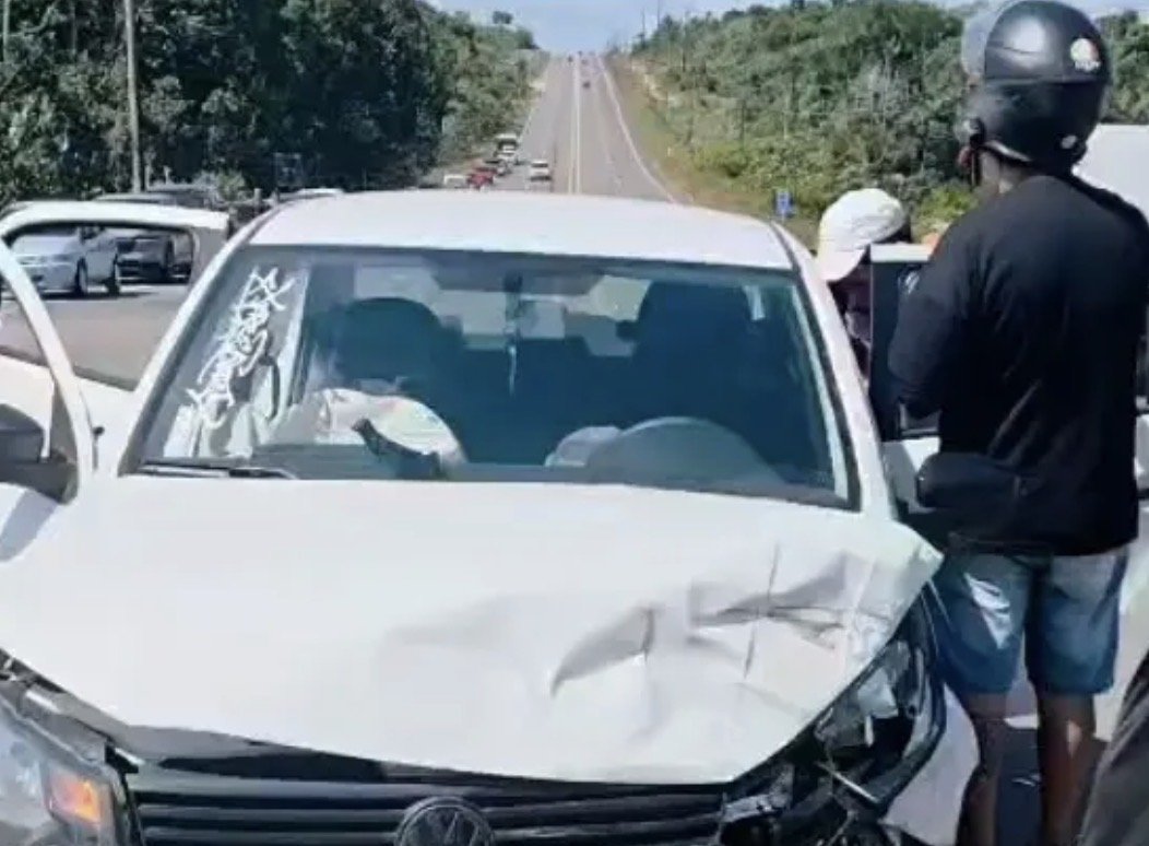 Acidente em frente a balneário destrói veículos e mobiliza motoristas na AM-070