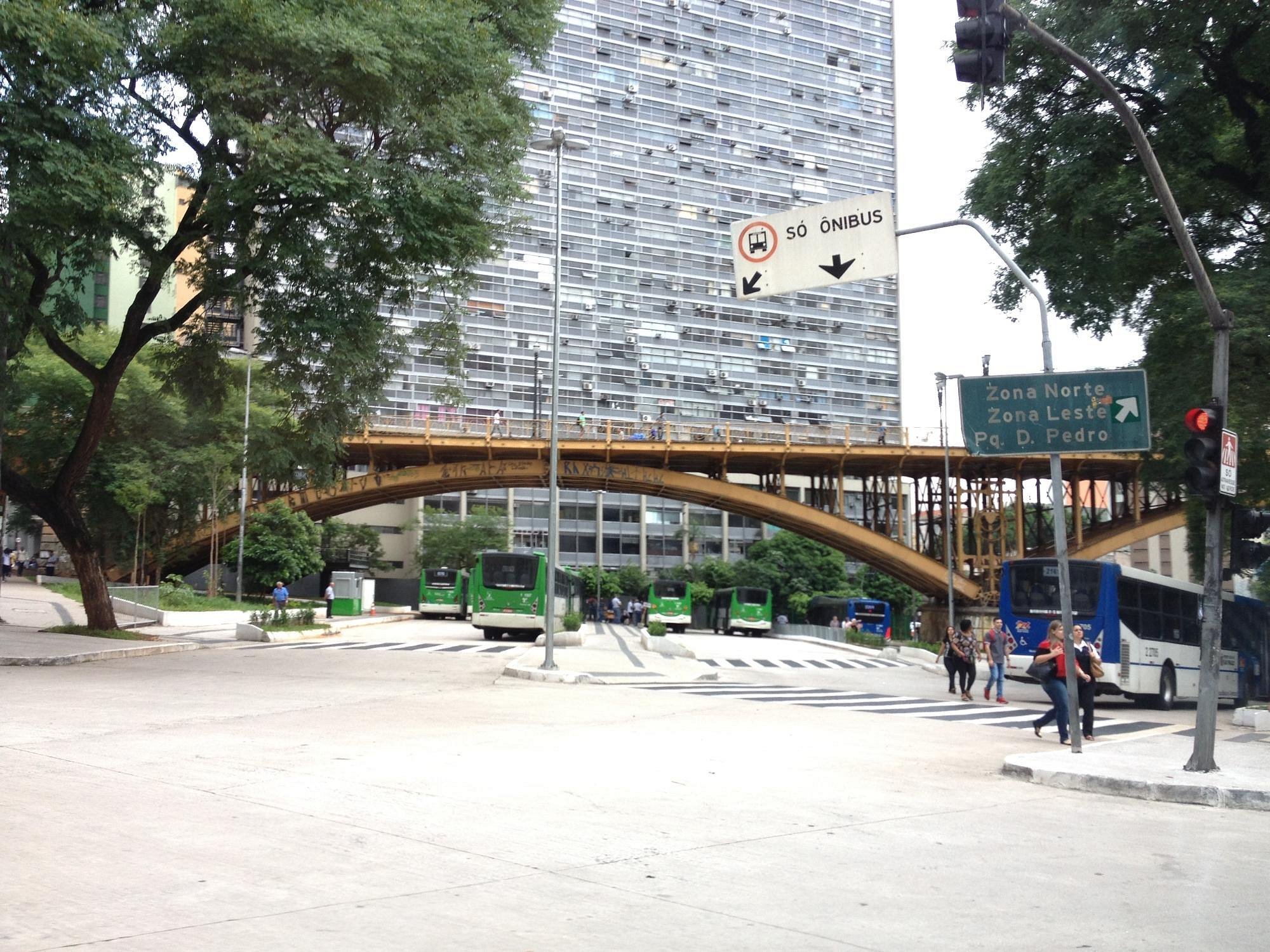 Interdição no Viaduto do Chá altera itinerário de 20 linhas de ônibus neste fim de semana