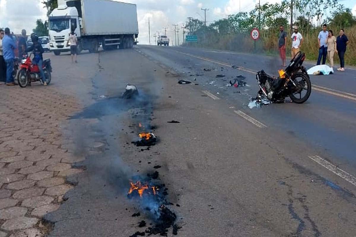 Moto pega fogo após bater em carreta na BR-364 e motociclista morre na hora