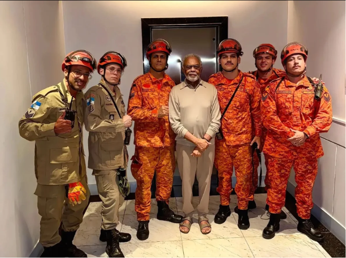 Gilberto Gil fica preso em elevador e é resgatado pelo Corpo de Bombeiros