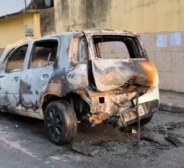 Carro de aplicativo sofre vazamento de gás e pega fogo durante corrida no Aleixo