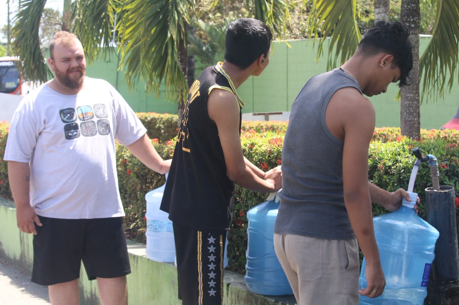 Descaso da Águas de Manaus deixa moradores em filas sob sol escaldante para garantir líquido