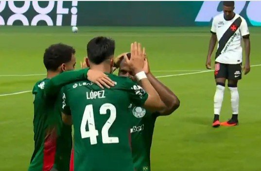 Palmeiras atropela o Vasco por 4 a 1 e se isola na liderança do Brasileirão