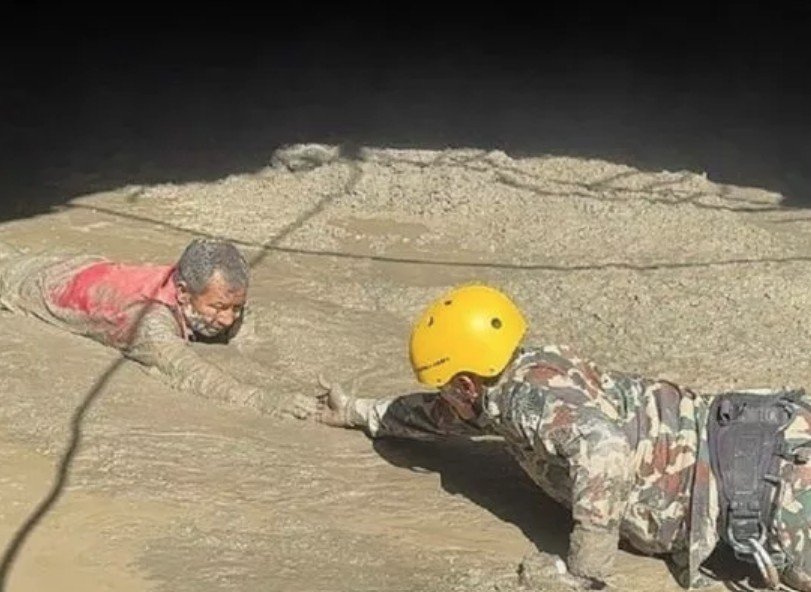 Nepal dispensa equipes estrangeiras nas buscas após enchentes que já deixaram 579 mortos