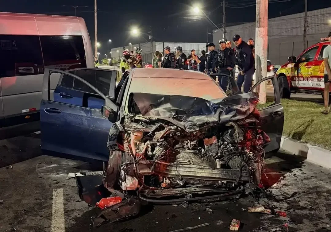 Motorista de aplicativo morre em batida frontal com van na Avenida do Turismo