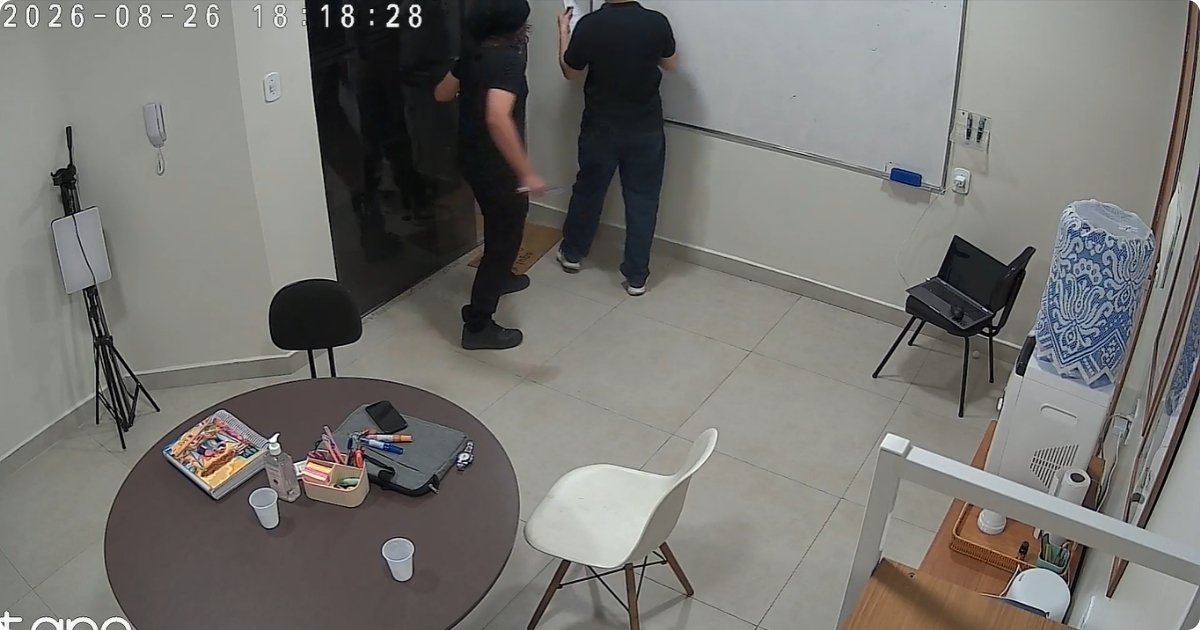 Adolescente de 14 anos ataca professor a  facadas na sala de aula em Manaus