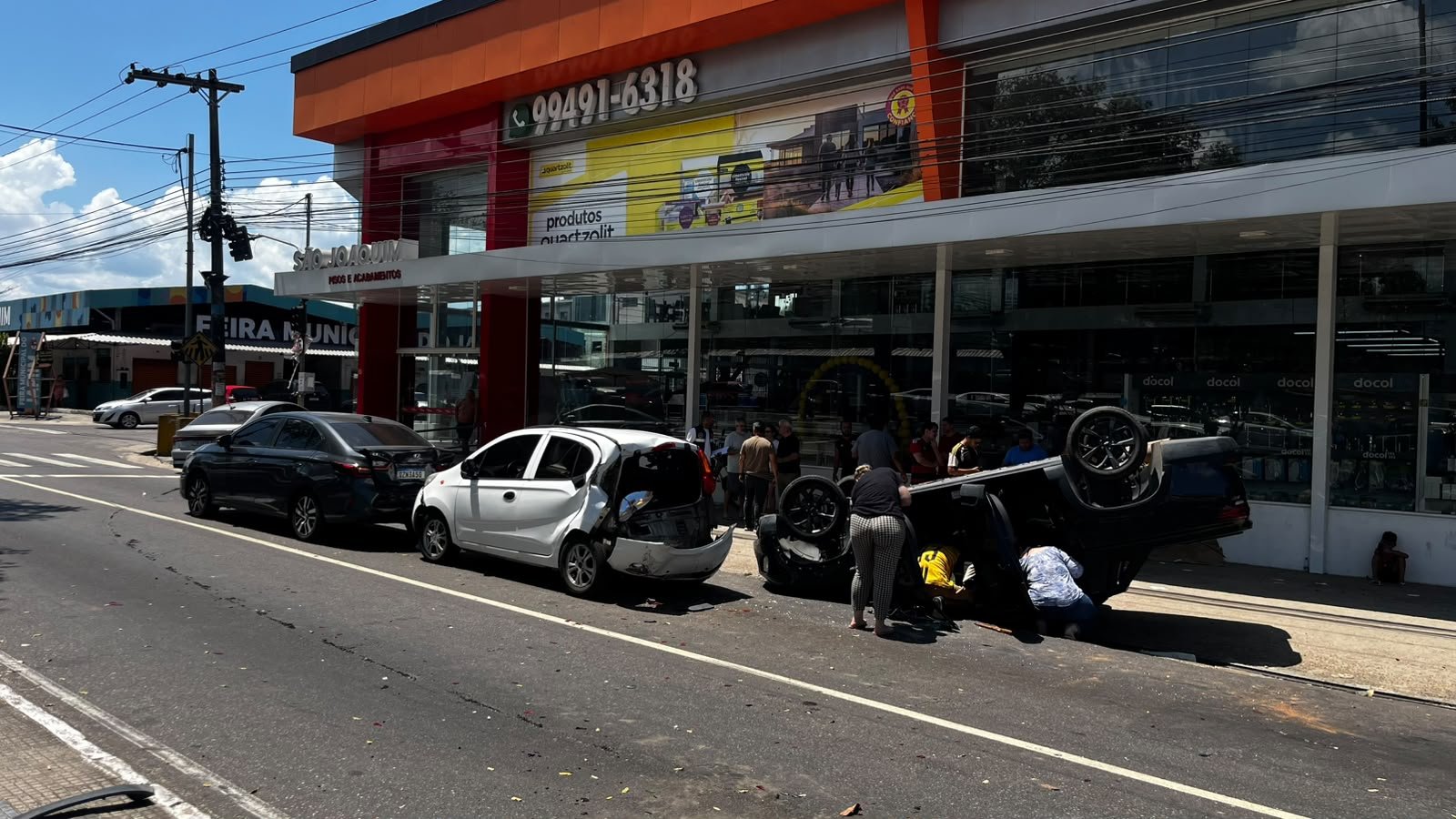 Acidente entre carros com capotamento paralisa trecho da Av. Rodrigo Otávio