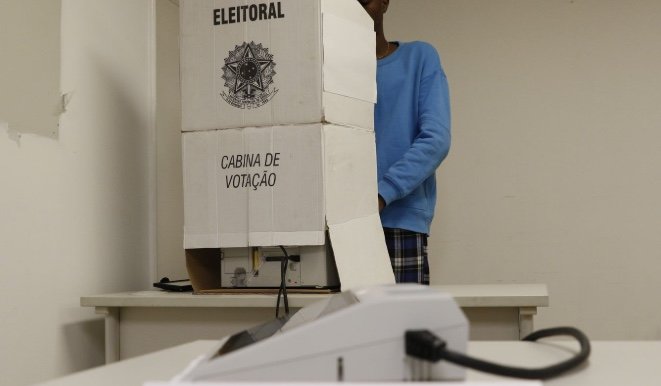 Camisa de candidato e broches: saiba até onde vai o limite da manifestação política no dia da eleição