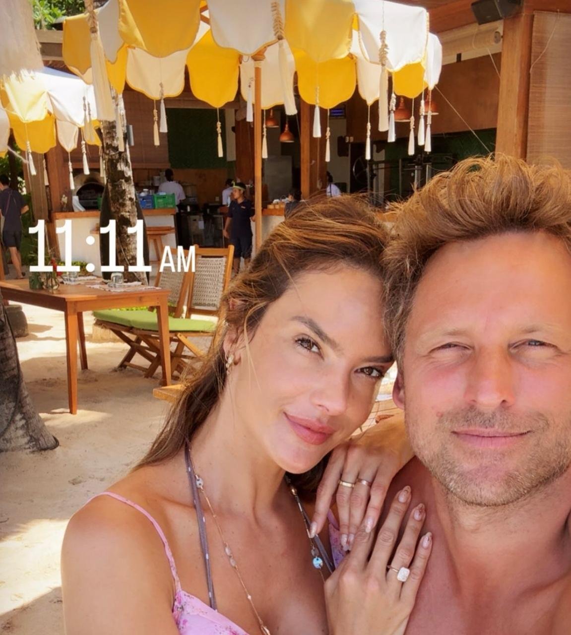 Alessandra Ambrósio exibe anel de noivado avaliado em mais R$ 1 milhão