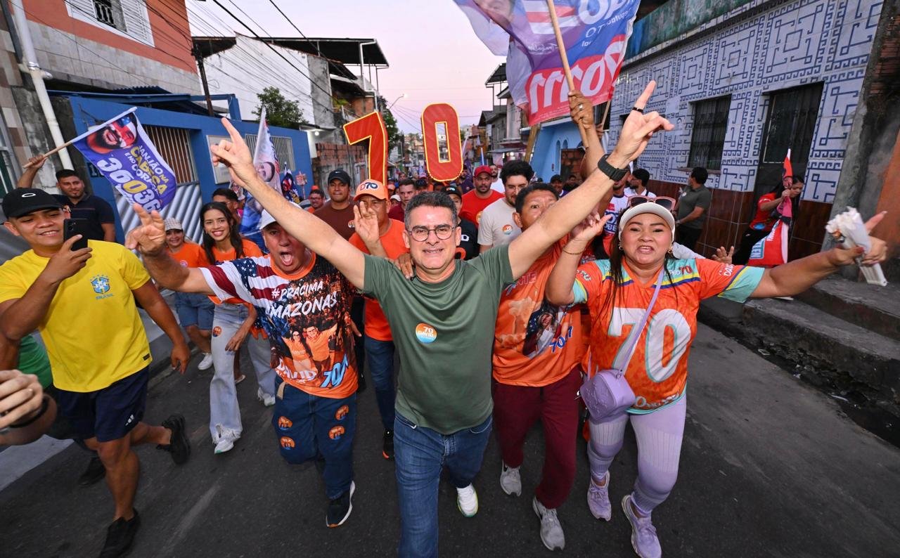 David Almeida realiza caminhada no bairro Compensa e destaca investimentos na Zona Oeste
