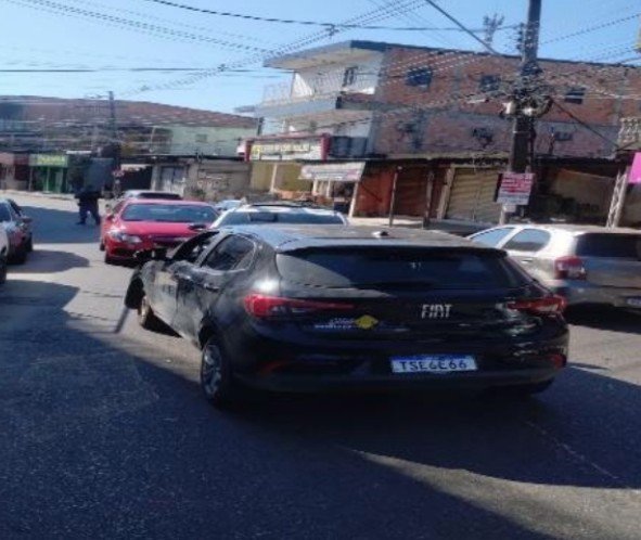 Motorista supostamente embriagado causa acidente com três veículos na Compensa