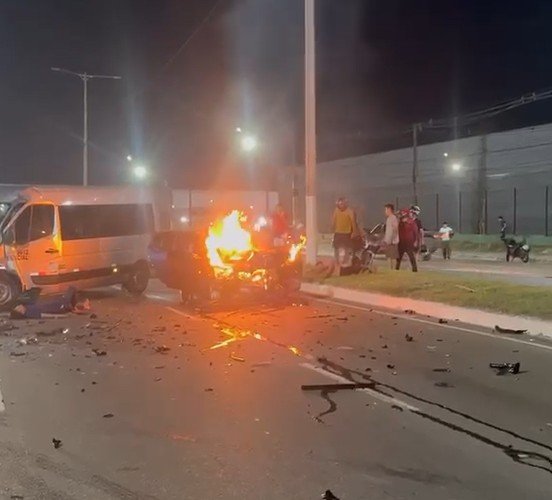 Vídeos mostram carro em chamas após acidente com van na Av. do Turismo; motorista morreu
