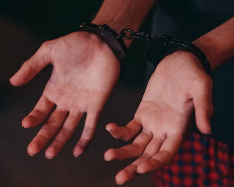 Mulher, filha e irmão são presos suspeitos de matar homem a pedradas no Educandos