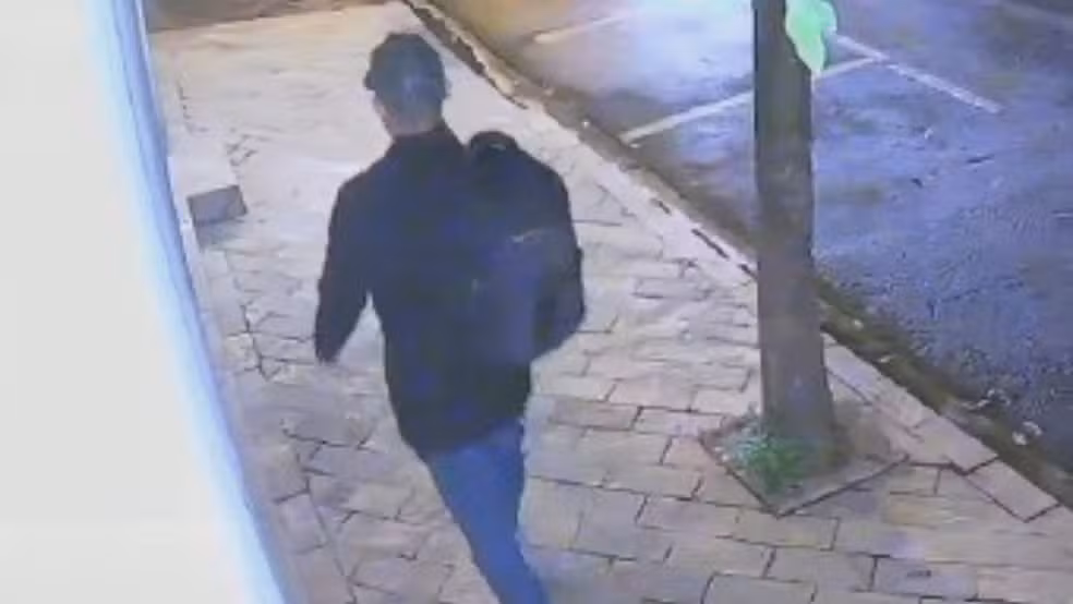 Açougueiro é flagrado por câmera levando sacos com corpo de mulher esquartejada em SP