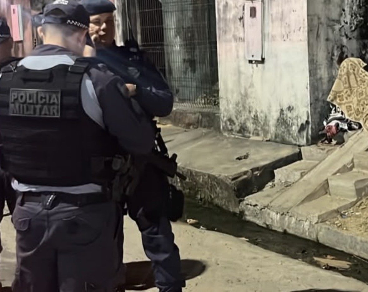 Homem é atacado ao chegar em casa e morre em escadaria em Manaus