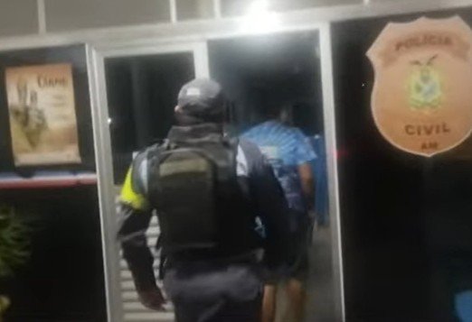 Homem é preso após agredir e manter mãe em cárcere sob mira de faca em Parintins